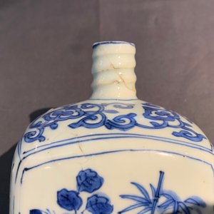 A Chinese blue and white square bottle, Wanli, and a vase and cover, Kangxi — 照片 11