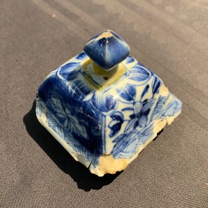 A Chinese blue and white square bottle, Wanli, and a vase and cover, Kangxi — 照片 7