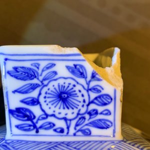 A Chinese blue and white square bottle, Wanli, and a vase and cover, Kangxi — 照片 9