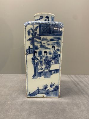 A Chinese blue and white square bottle with figural design, Kangxi — photo 2
