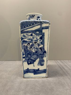 A Chinese blue and white square bottle with figural design, Kangxi — photo 4