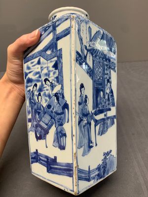 A Chinese blue and white square bottle with figural design, Kangxi — photo 7