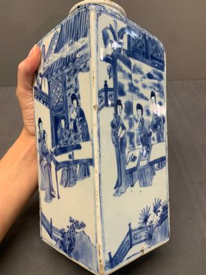 A Chinese blue and white square bottle with figural design, Kangxi — photo 8