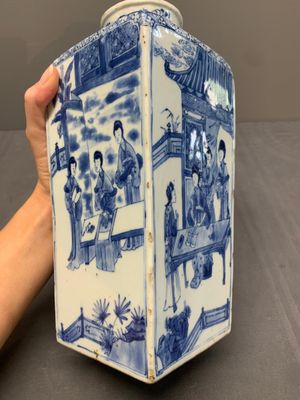 A Chinese blue and white square bottle with figural design, Kangxi — photo 9