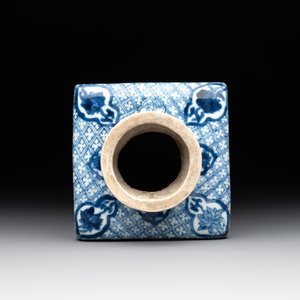 A Chinese blue and white square bottle with figural design, Kangxi — photo 5