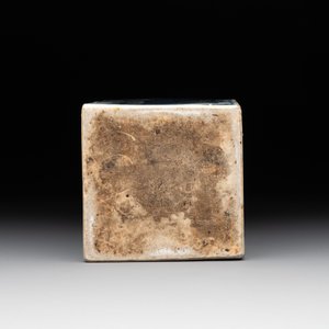 A Chinese blue and white square bottle with figural design, Kangxi — photo 6