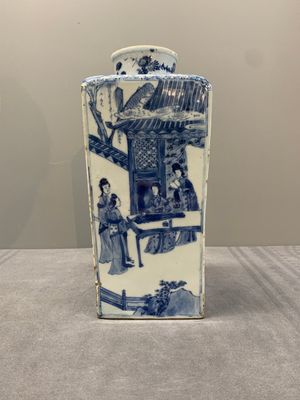 A Chinese blue and white square bottle with figural design, Kangxi — photo 1