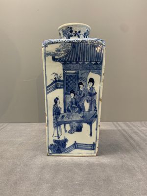 A Chinese blue and white square bottle with figural design, Kangxi — photo 3