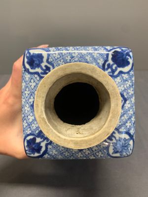 A Chinese blue and white square bottle with figural design, Kangxi — photo 5