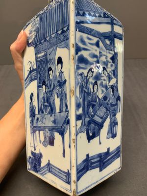 A Chinese blue and white square bottle with figural design, Kangxi — photo 10