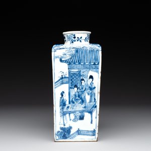 A Chinese blue and white square bottle with figural design, Kangxi — photo 3
