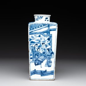 A Chinese blue and white square bottle with figural design, Kangxi — photo 4