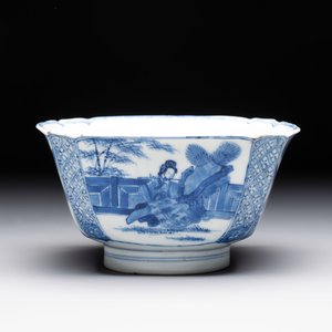 A Chinese blue and white square bowl with ladies in a garden, Kangxi mark and of the period — photo 1
