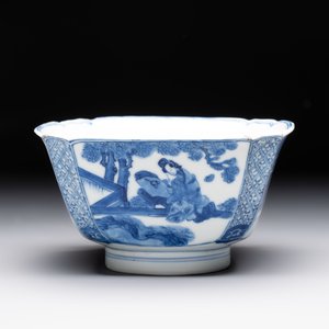 A Chinese blue and white square bowl with ladies in a garden, Kangxi mark and of the period — photo 2
