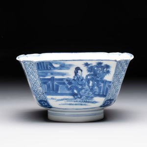 A Chinese blue and white square bowl with ladies in a garden, Kangxi mark and of the period — photo 3