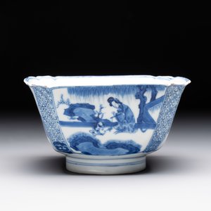 A Chinese blue and white square bowl with ladies in a garden, Kangxi mark and of the period — photo 4