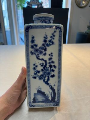 A Chinese blue and white square flask and cover with floral design, Kangxi — photo 1