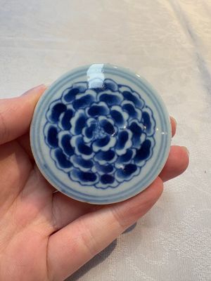 A Chinese blue and white square flask and cover with floral design, Kangxi — photo 12