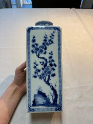 A Chinese blue and white square flask and cover with floral design, Kangxi — photo 2