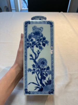 A Chinese blue and white square flask and cover with floral design, Kangxi — photo 3