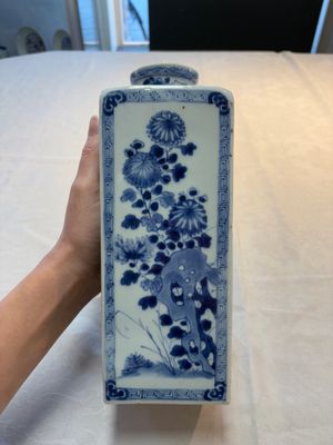 A Chinese blue and white square flask and cover with floral design, Kangxi — photo 4