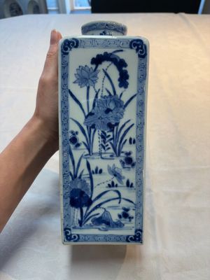 A Chinese blue and white square flask and cover with floral design, Kangxi — photo 5