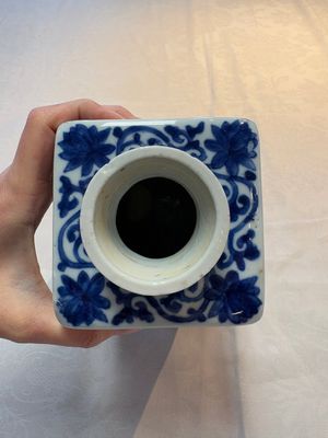 A Chinese blue and white square flask and cover with floral design, Kangxi — photo 6