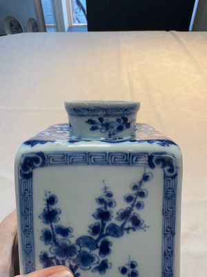 A Chinese blue and white square flask and cover with floral design, Kangxi — photo 8