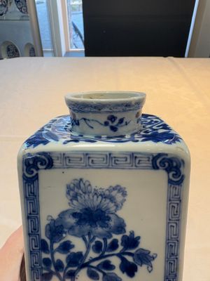 A Chinese blue and white square flask and cover with floral design, Kangxi — photo 9