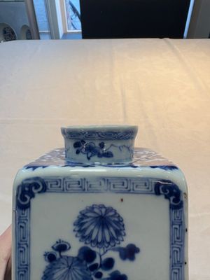 A Chinese blue and white square flask and cover with floral design, Kangxi — photo 10
