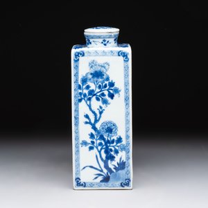 A Chinese blue and white square flask and cover with floral design, Kangxi — photo 1