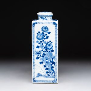 A Chinese blue and white square flask and cover with floral design, Kangxi — photo 2