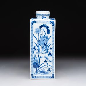 A Chinese blue and white square flask and cover with floral design, Kangxi — photo 3