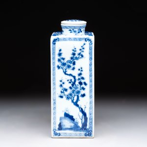 A Chinese blue and white square flask and cover with floral design, Kangxi — photo 4