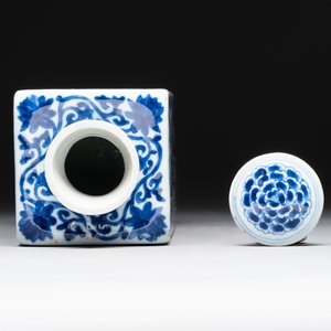 A Chinese blue and white square flask and cover with floral design, Kangxi — photo 5