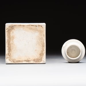 A Chinese blue and white square flask and cover with floral design, Kangxi — photo 6