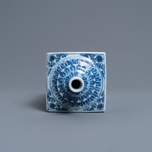 A Chinese blue and white square flask, Transitional period — 照片 6