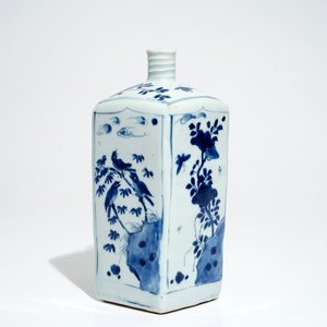 A Chinese blue and white square gin bottle, Transitional period — photo 1