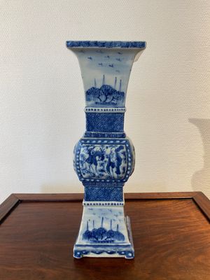 A Chinese blue and white square 'gu' vase, 19th C. — photo 1