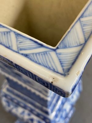 A Chinese blue and white square 'gu' vase, 19th C. — photo 8