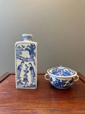 A Chinese blue and white square 'Long Eliza' flask and a covered bowl, Kangxi — 照片 1