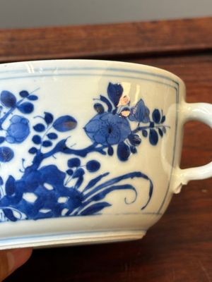 A Chinese blue and white square 'Long Eliza' flask and a covered bowl, Kangxi — 照片 11