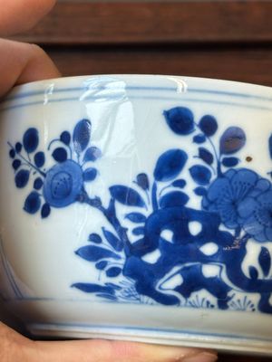 A Chinese blue and white square 'Long Eliza' flask and a covered bowl, Kangxi — 照片 14