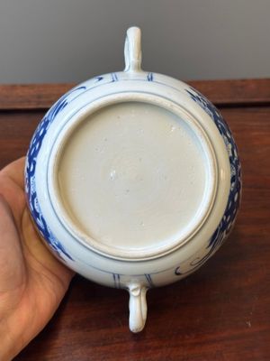 A Chinese blue and white square 'Long Eliza' flask and a covered bowl, Kangxi — 照片 16