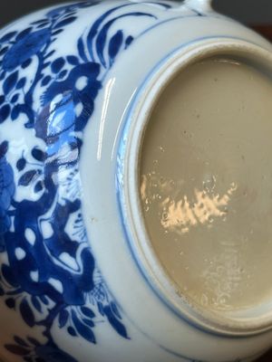 A Chinese blue and white square 'Long Eliza' flask and a covered bowl, Kangxi — 照片 17