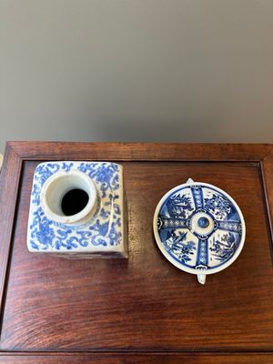 A Chinese blue and white square 'Long Eliza' flask and a covered bowl, Kangxi — 照片 5