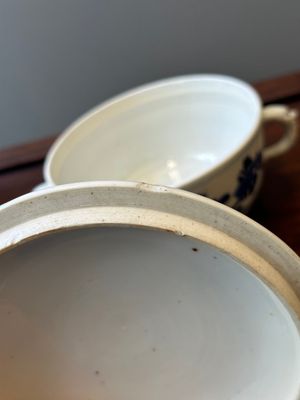 A Chinese blue and white square 'Long Eliza' flask and a covered bowl, Kangxi — 照片 8