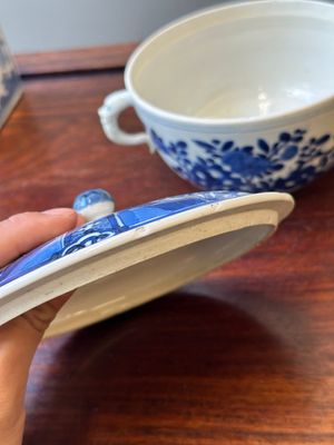 A Chinese blue and white square 'Long Eliza' flask and a covered bowl, Kangxi — 照片 9