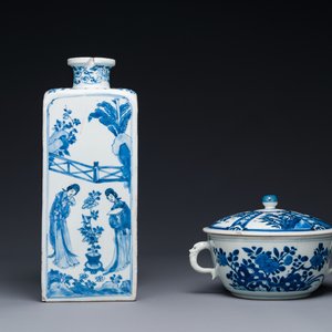 A Chinese blue and white square 'Long Eliza' flask and a covered bowl, Kangxi — 照片 1