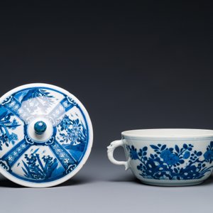 A Chinese blue and white square 'Long Eliza' flask and a covered bowl, Kangxi — 照片 7